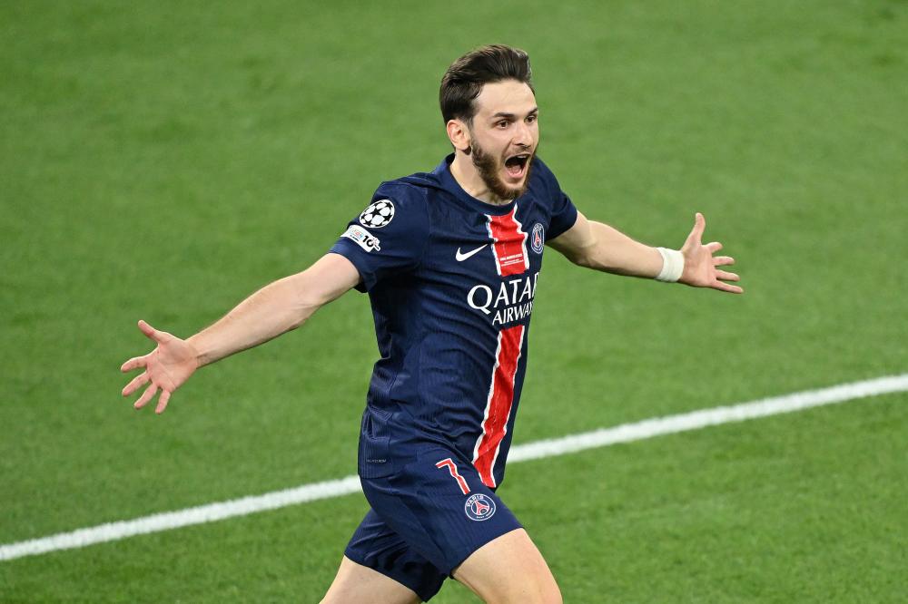 中超：上海海港主场4-1击败深圳队